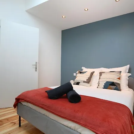 Lumineux, Moderne Et Entierement Equipe *