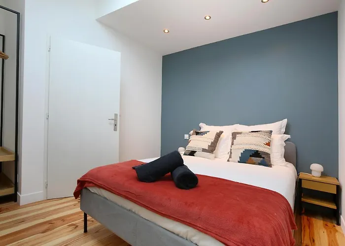 Lumineux, Moderne Et Entierement Equipe *