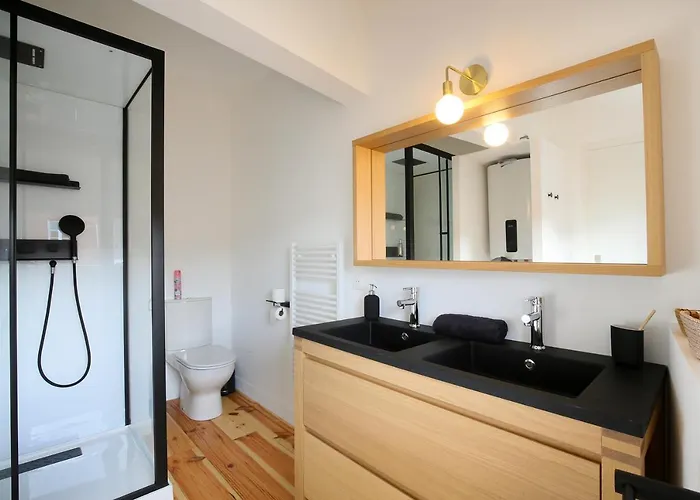 Lumineux, Moderne Et Entierement Equipe *